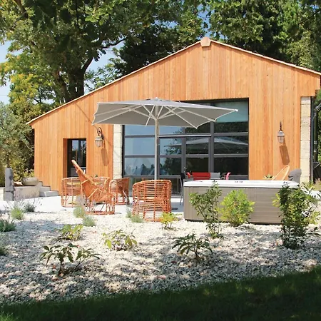 Holiday home Beautiful In Rolland With Jacuzzi